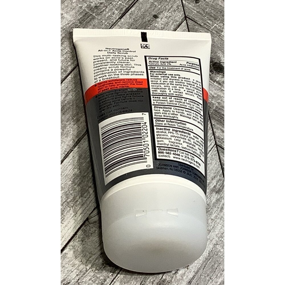 Neutrogena All-In-1 Acne Control Daily Facial Scrub 4.2 Fl Oz - Picture 2 of 5